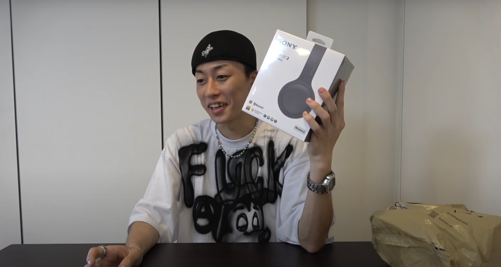 コムドットゆうた 黒のヘッドフォンがバカ流行っている エモく映る とファッションリーダーが語る ソニー ワイヤレスヘッドホン H Ear On 2 Mini Wireless Wh H800 コムドットナンバーワン